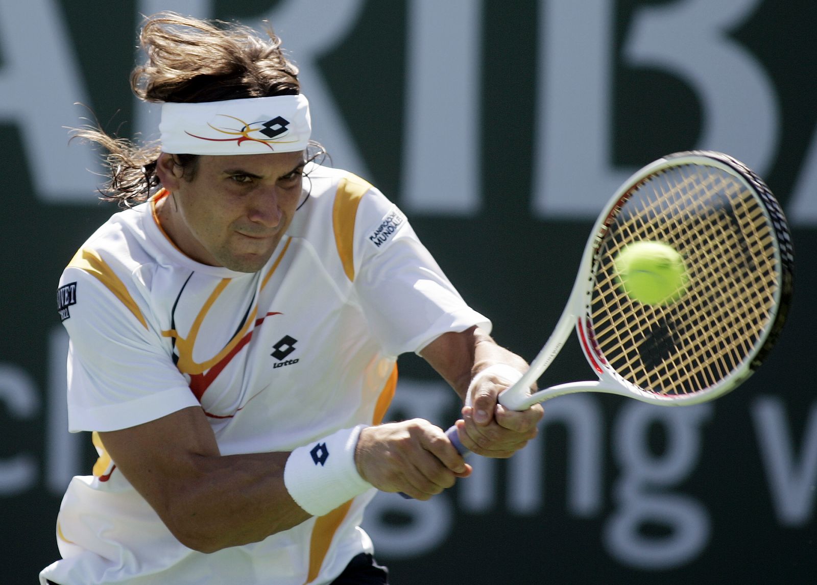 David Ferrer devuelve una bola a Marin Cilic.