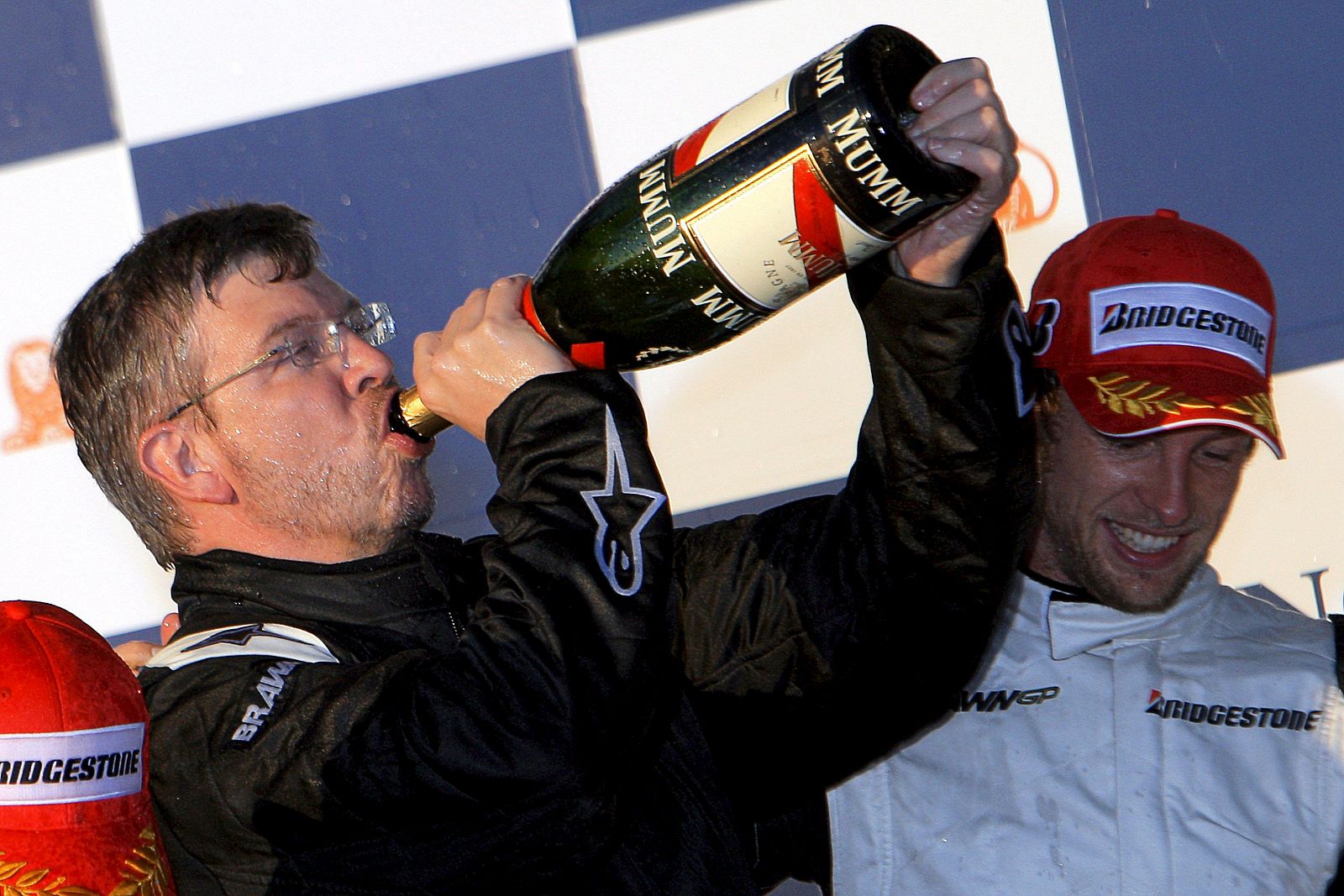 El dueño de la escudería Brawn GP, Ross Brawn , celebra con champagne  la victoria del piloto británico de su equipo, Jenson Button.