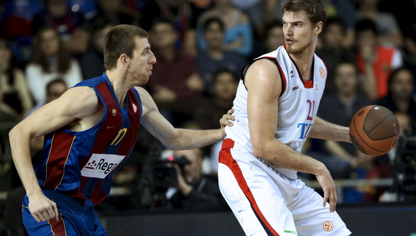 El pívot del Tau Cerámica Tiago Splitter bota el balón ante el jugador del Regal Barcelona Fran Vázquez.