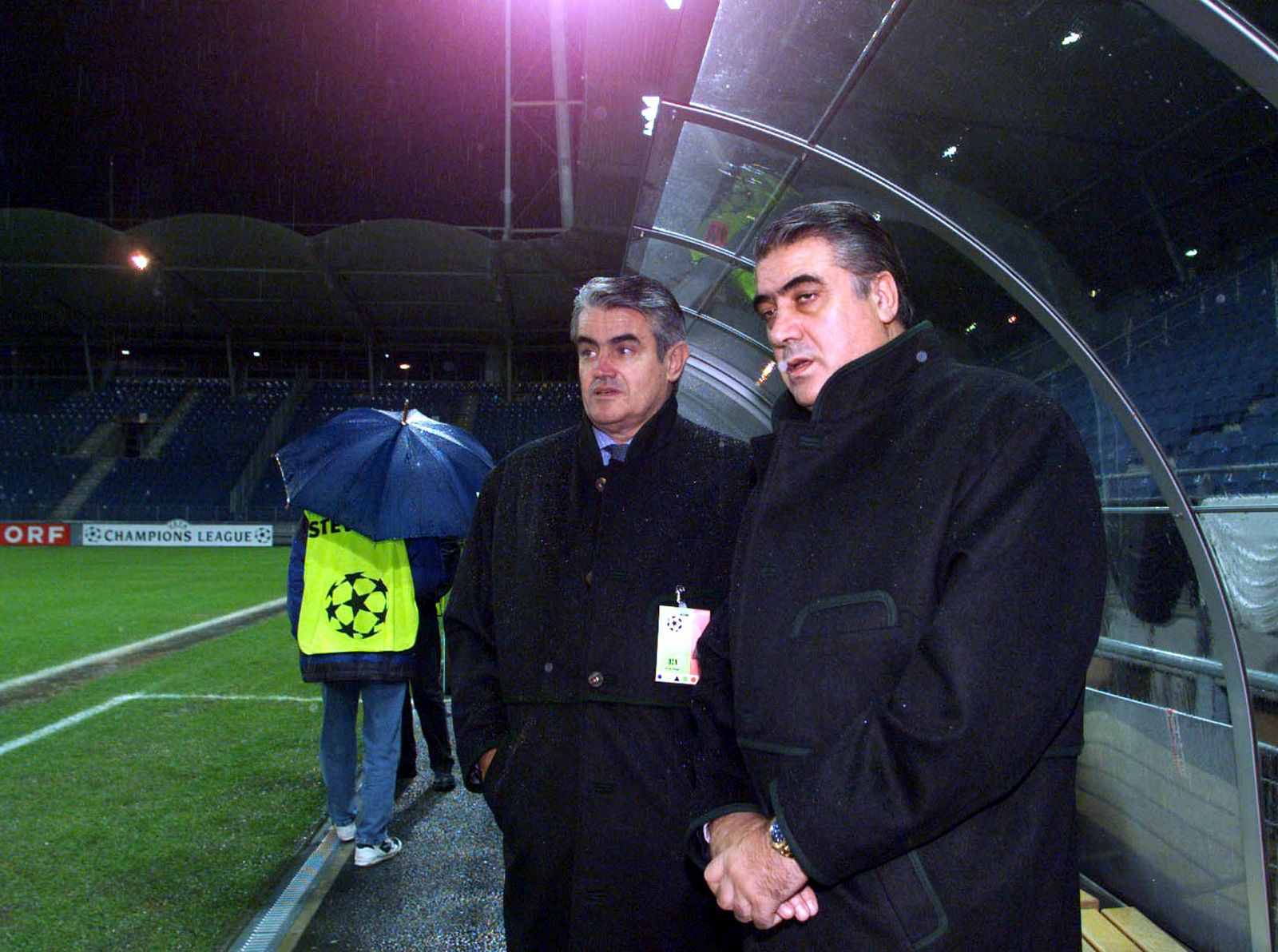 Imagen de archivo del presidente del Real Madrid, Lorenzo Sanz, junto a su vicepresidente Juan Onieva en el estadio Arnold Schwarzenegger de la ciudad austriaca de Graz.