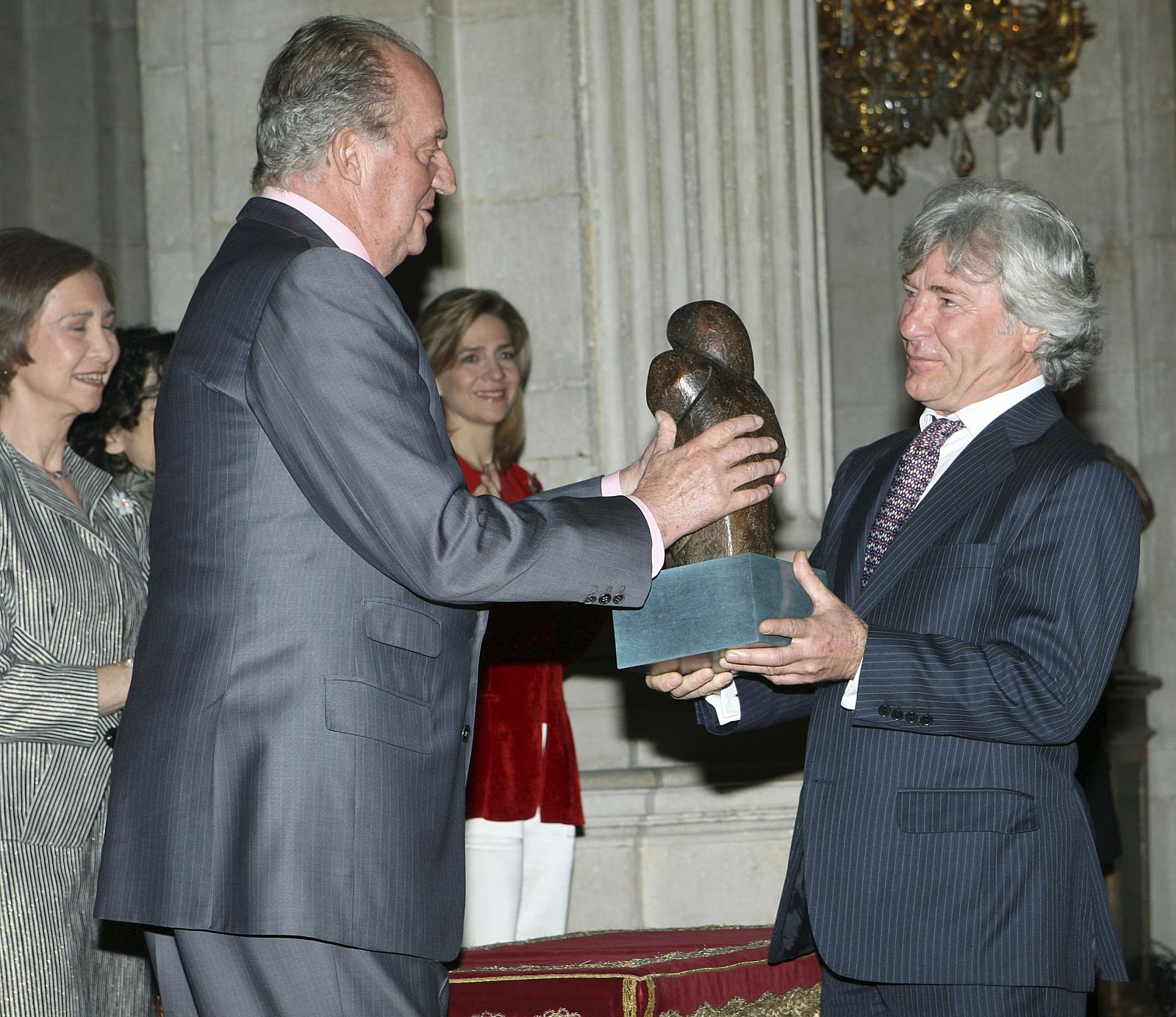 Ángel Nieto ha recibido recientemente el "Premio Nacional Francisco Fernández Ochoa" de manos del Rey don Juan Carlos.