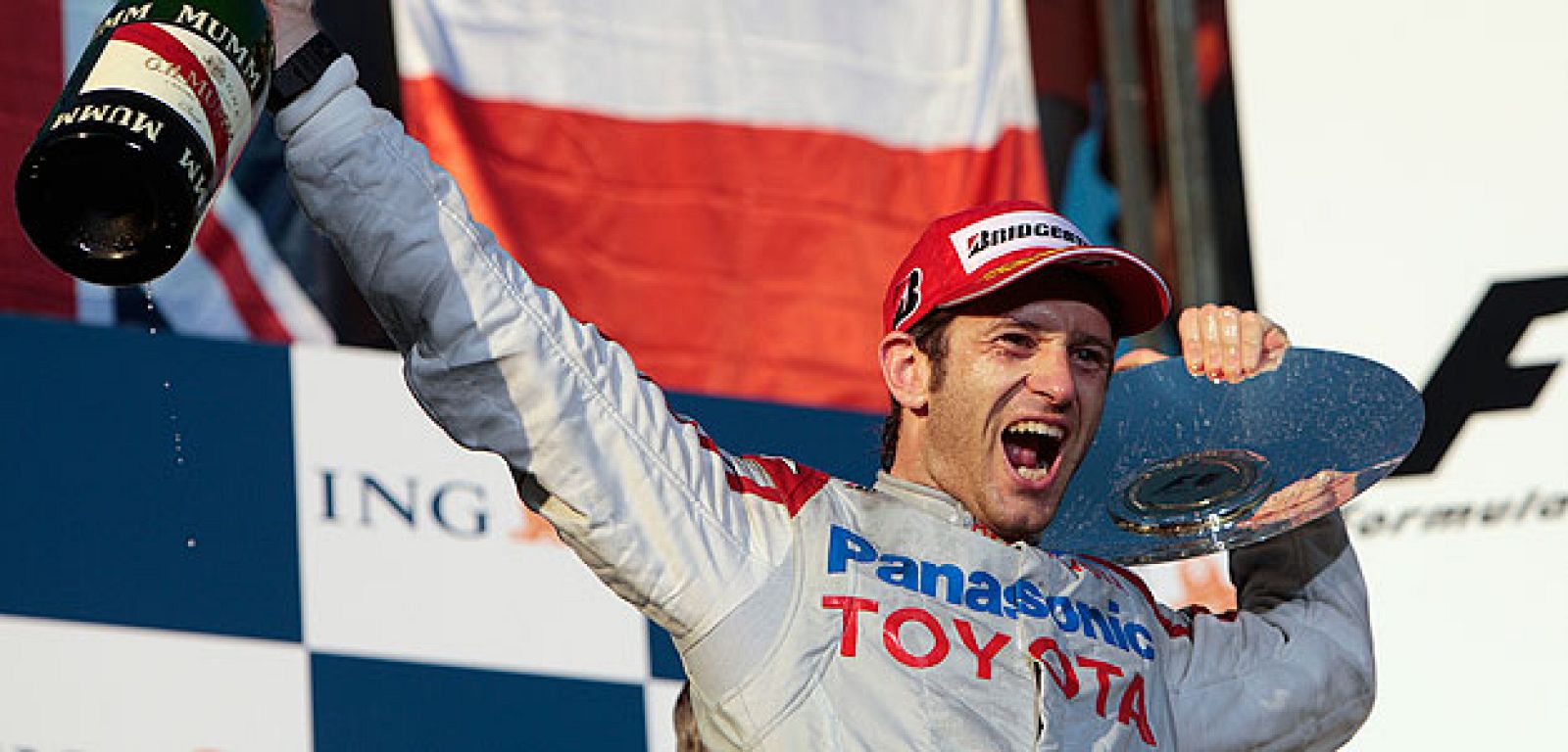 Trulli celebra su tercer puesto en Australia antes de la sanción de la FIA.