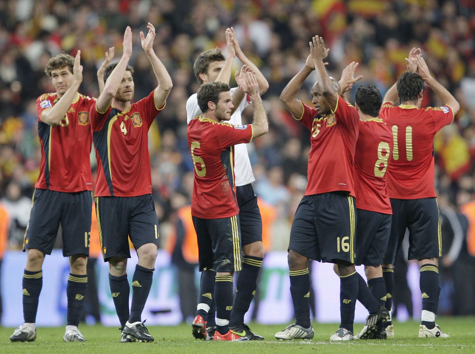 Los jugadores de España saludan a la afición tras ganar 1 a 0 a Turquía en el Bernabeu.