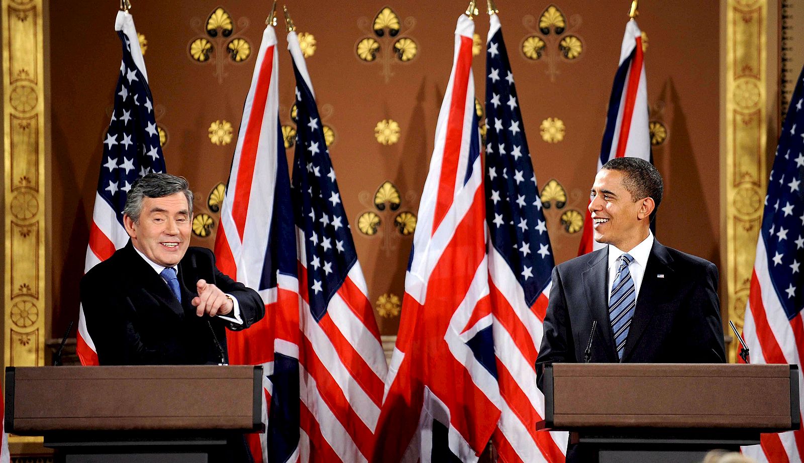 Obama y Brown bromean en la rueda de prensa conjunta que celebraron en Londres.