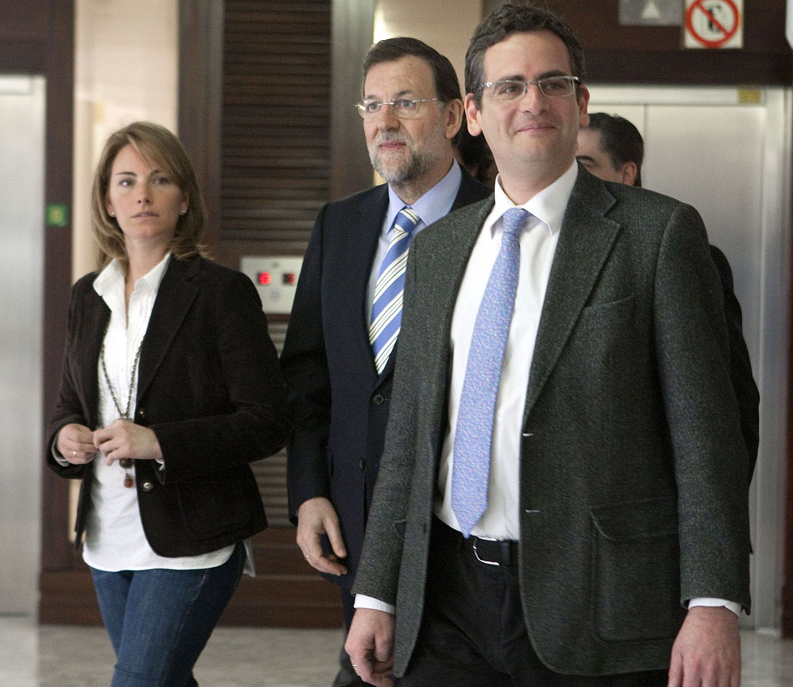 El líder del PP, Mariano Rajoy, junto al presidente de los populares en el País Vasco, Antonio Basagoiti, y la parlamentaria Arantza Quiroga, que mañana será elegida presidenta de la Cámara regional.
