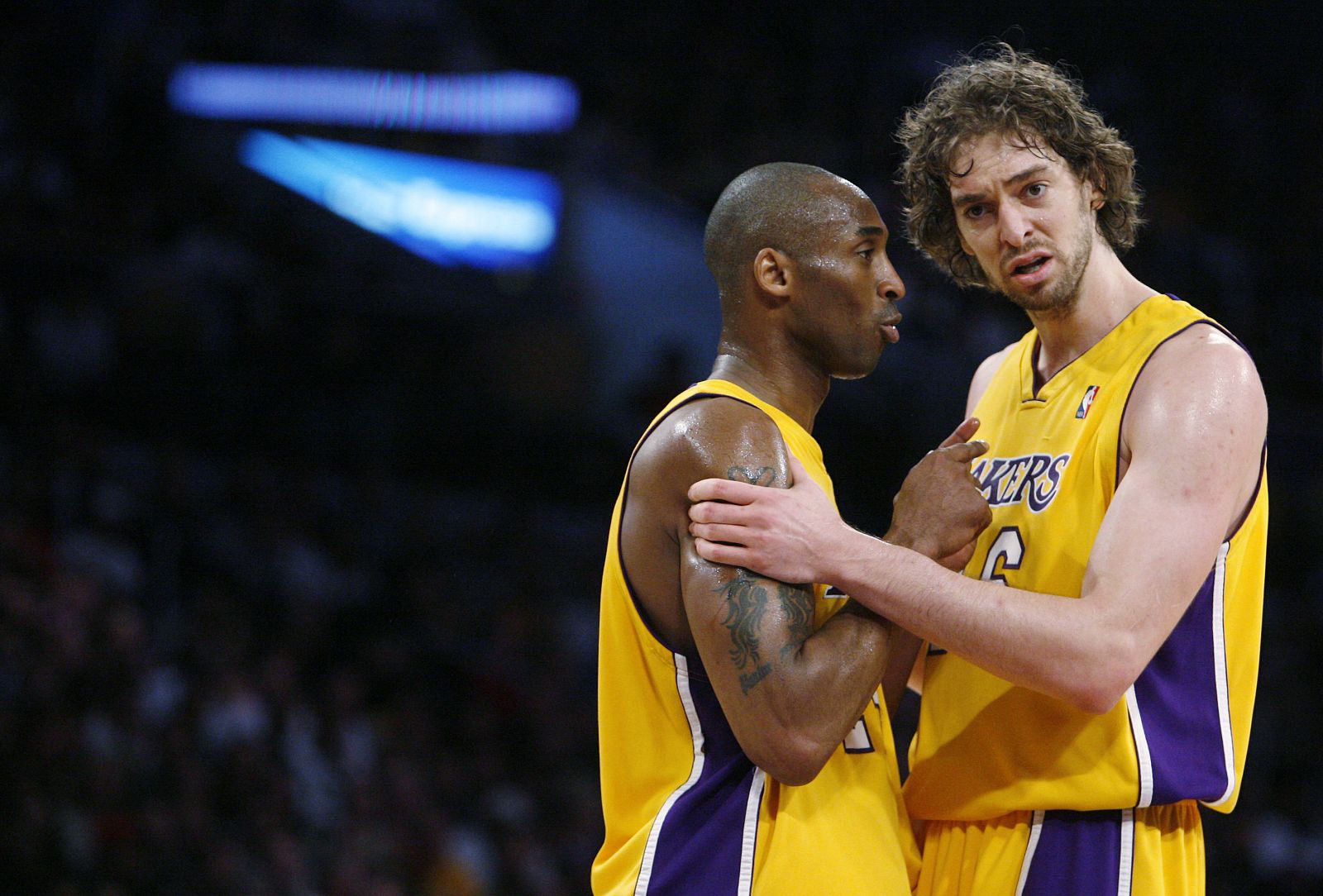 Kobe Bryant y Pau Gasol hablan durante el partido ante los Houston Rockets.