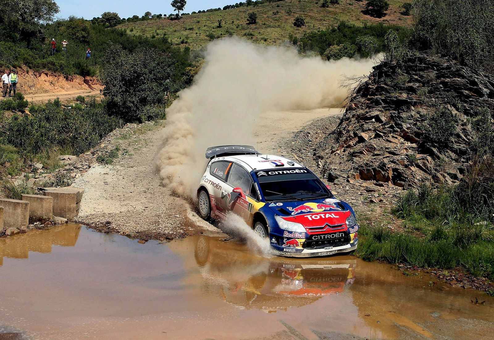 Loeb y su copiloto, Daniel Elena, en acción con su Citroën C4 en la segunda etapa del Rally de Portugal.