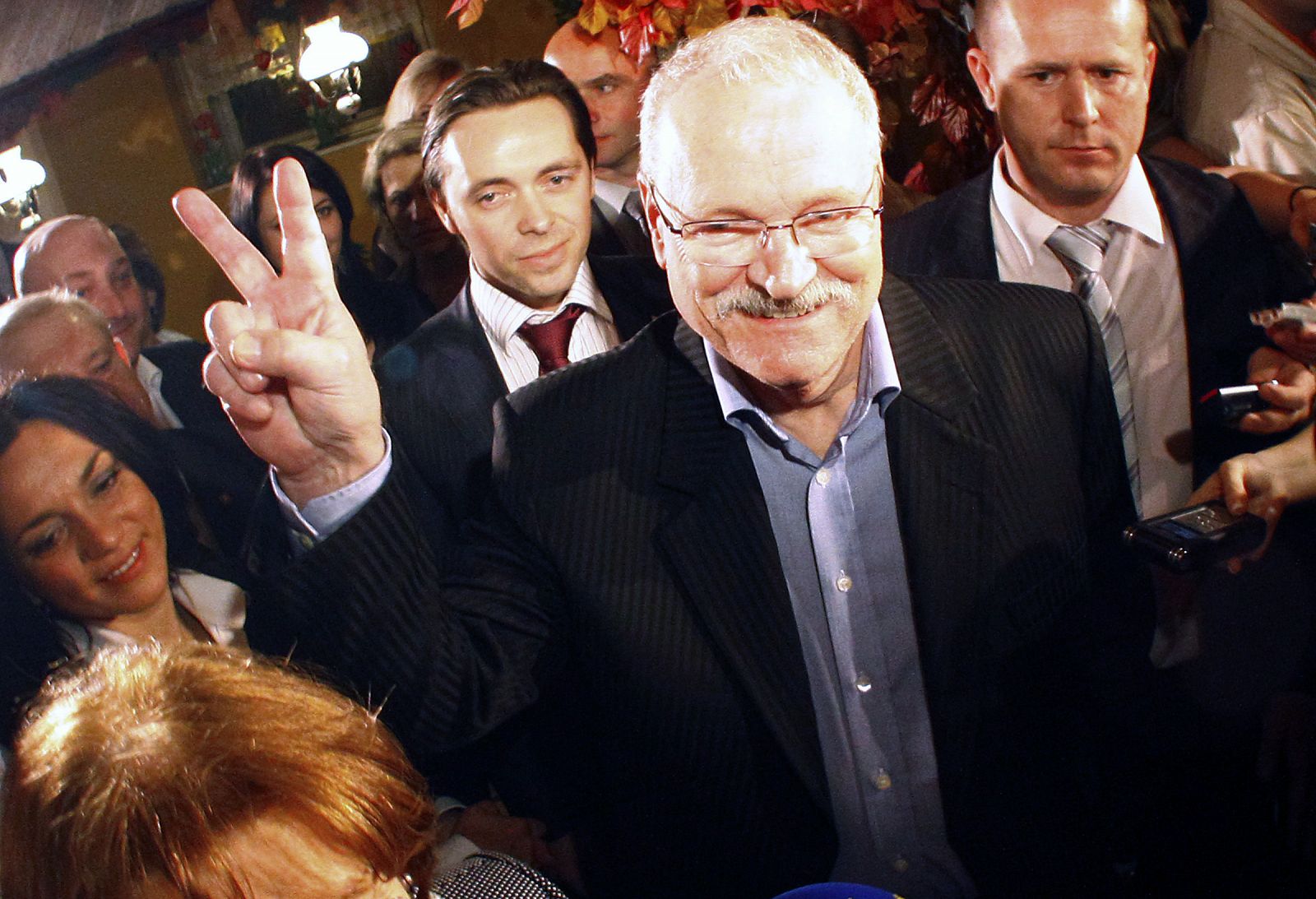 Gasparovic shows the victory sign as he arrives at a hotel in Limbach