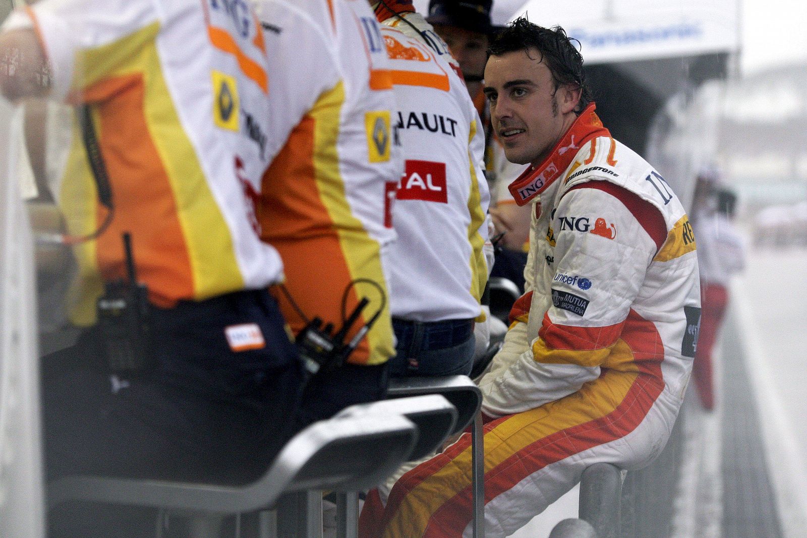 Fernando Alonso salió chorreando del R29 por la tormenta caída en Sepang.