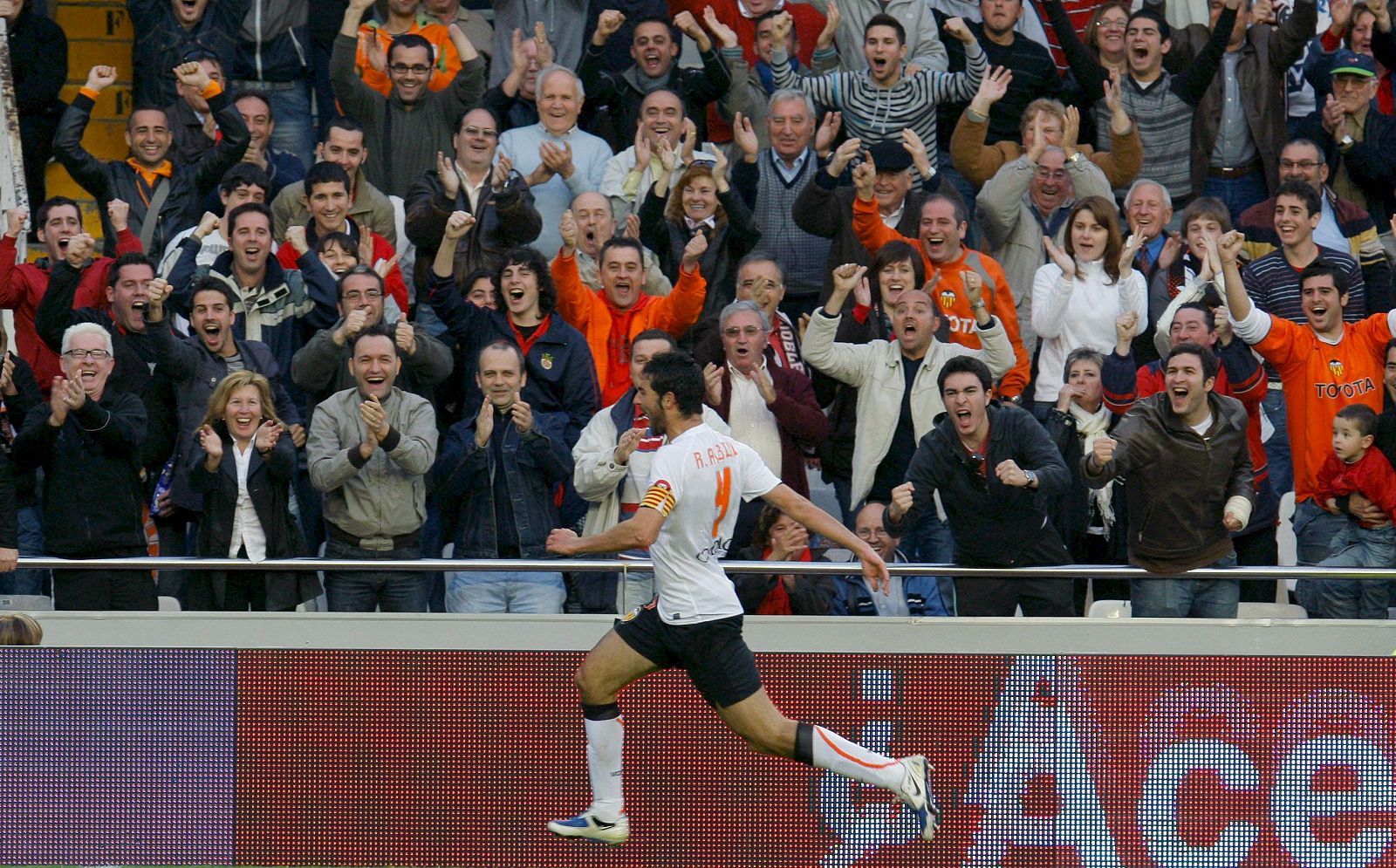 Albiol celebra su gol, el cuarto del Valencia ante el Getafe.