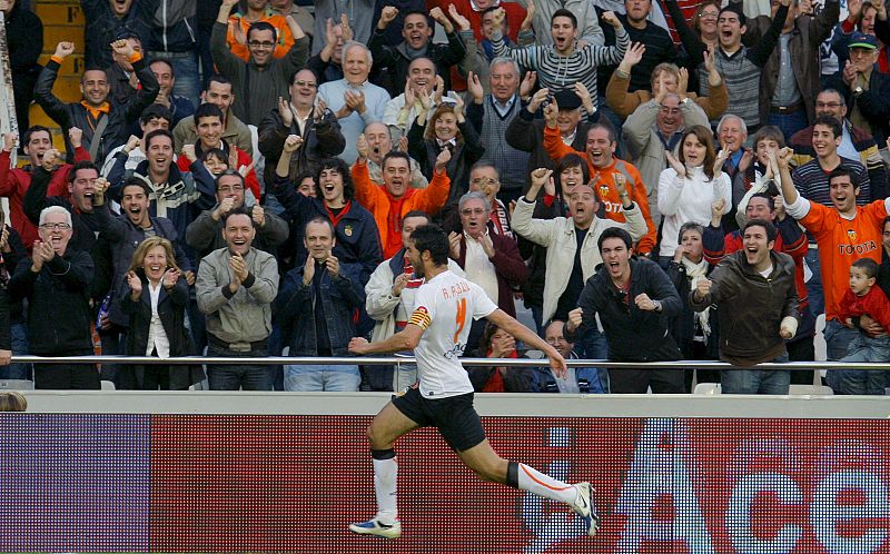 Albiol celebra su gol, el cuarto del Valencia ante el Getafe.