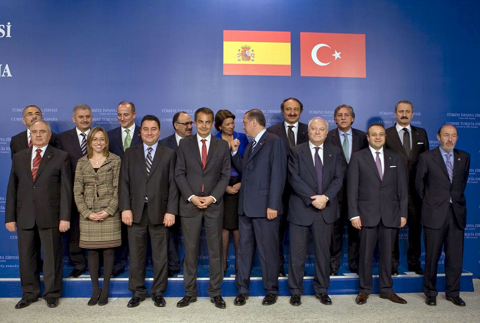 Foto de familia durante la cumbre entre España y Turquía, que han iniciado su primera reunión de alto nivel (RAN) (05/04/09).