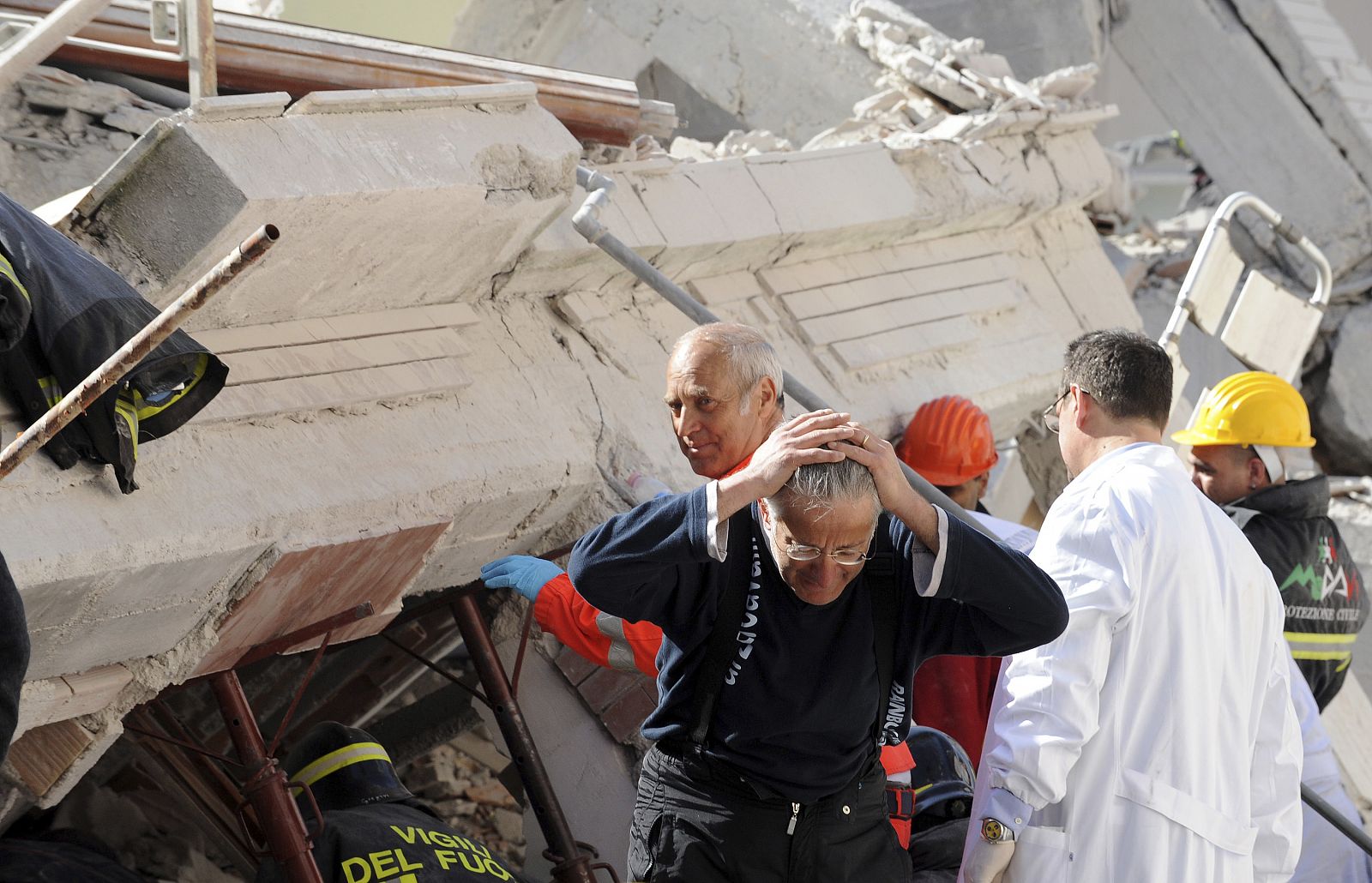 Al menos 27 personas han muerto y unos 10.000 edificios se han derrumbado a causa del terremoto