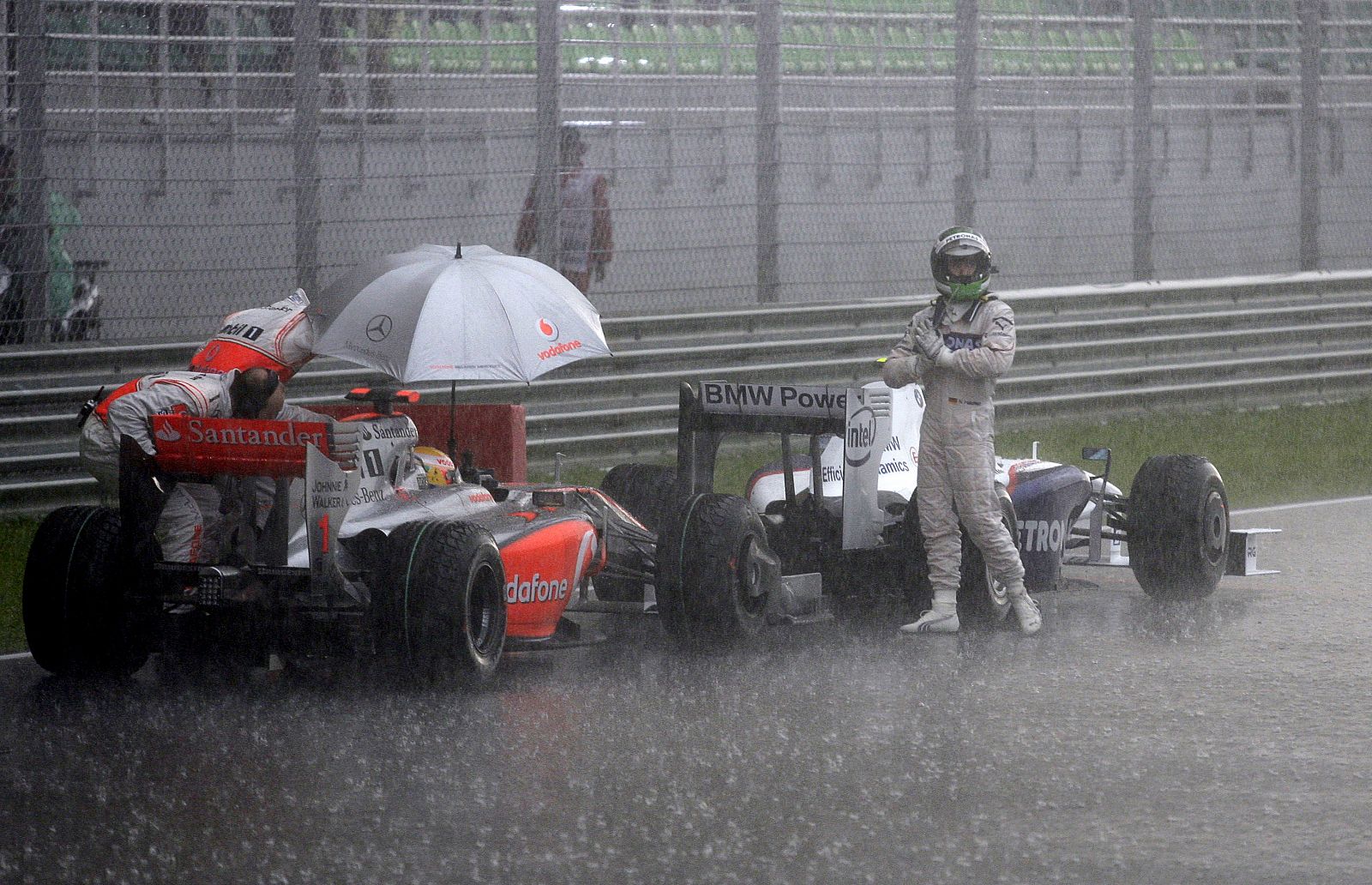 La lluvia obligó a sacar la bandera roja y a suspender el GP de Malasia  en la vuelta 32