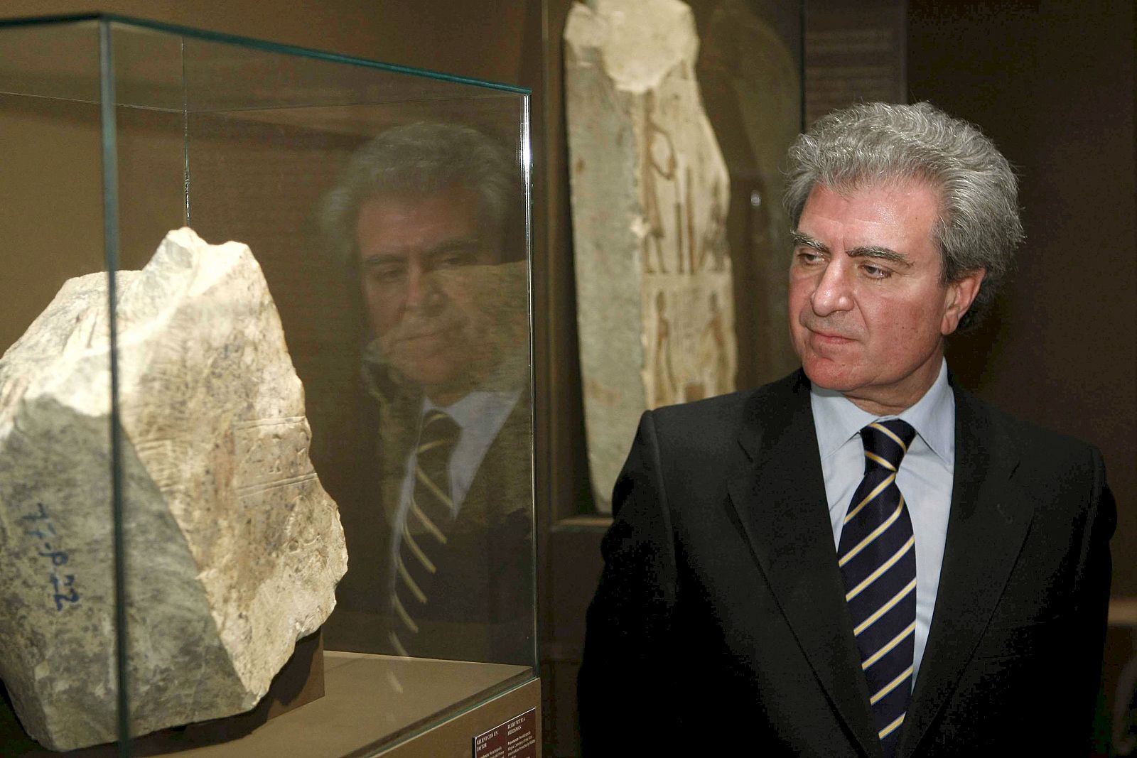 El ya ex ministro de Cultura, Cesar Antonio Molina, en su último acto como tal, en una exposición en Egipto.