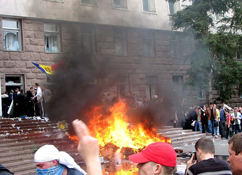 Los manifestantes han encendido hogueras con muebles de los edificos gubernamentales.
