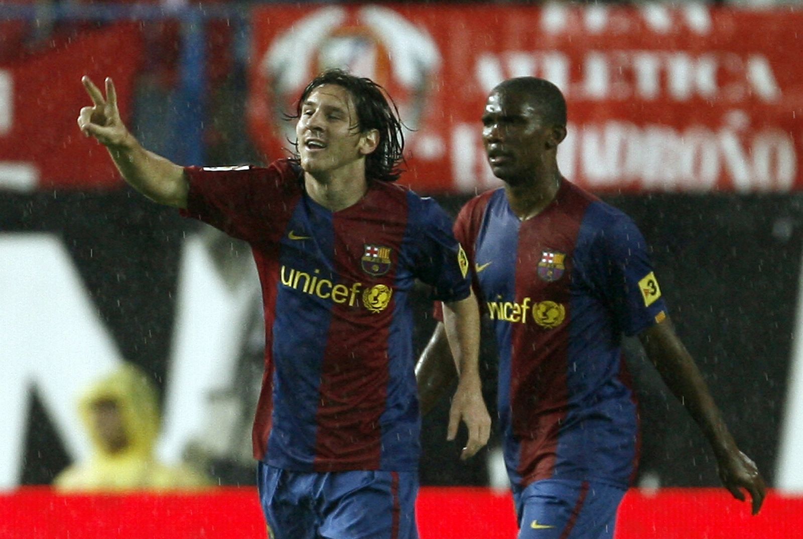 Los jugadores del Barcelona, Leo Messi y Samuel Eto'o, celebran un gol.