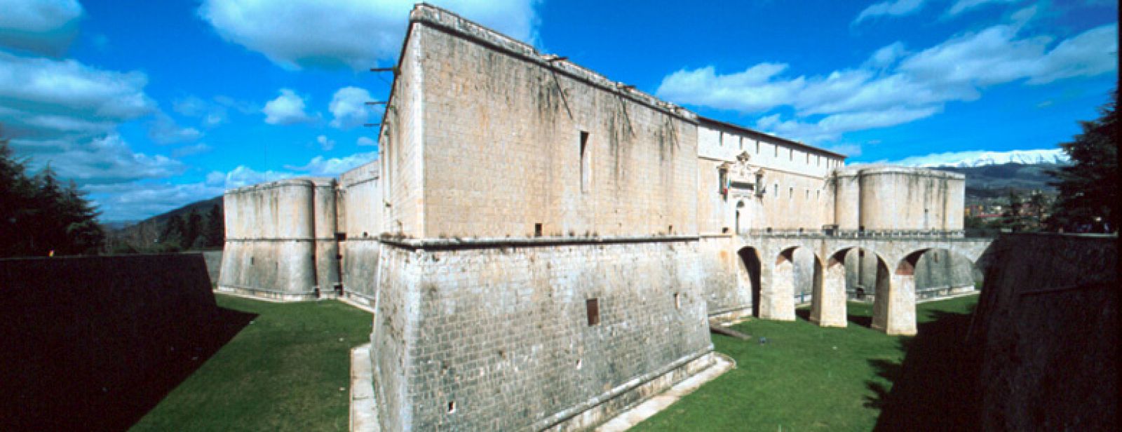 Imagen del Castello de L'Aquila, anterior al terremoto del pasado lunes.