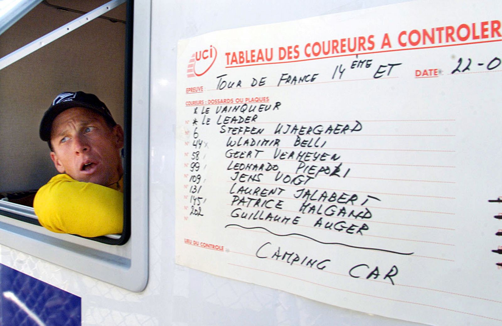 El ciclista Lance Armstrong, durante un control antidopaje en el Tour de 2001