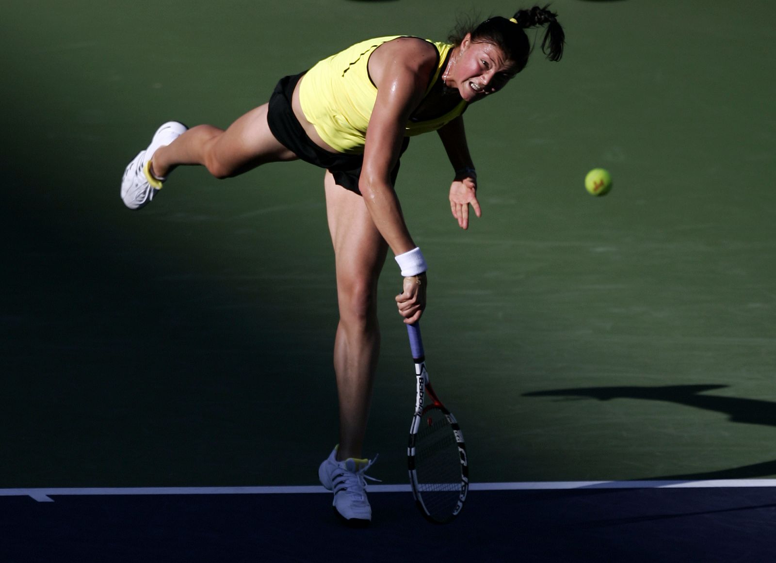 Dinara Safina, con 23 años, consigue el número uno del mundo, como hizo su hermano Marat.