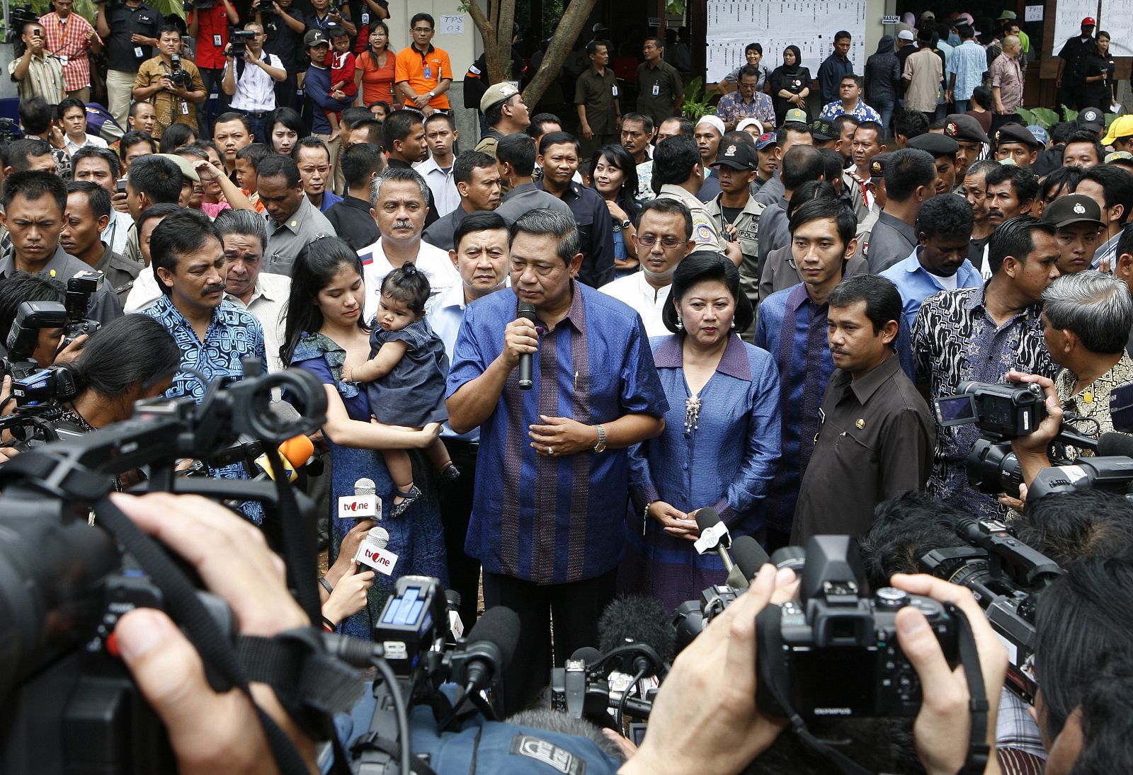 El presidente indonesio, acompañado de su mujer, en un colegio electoral este jueves.