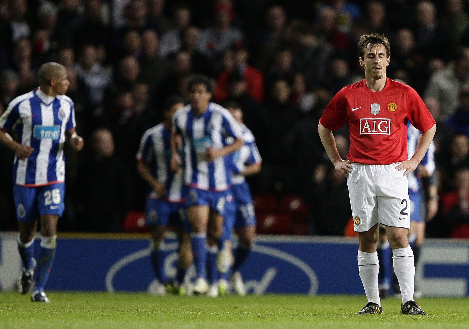 Gary Neville del Manchester United reacciona tras el gol del Oporto.