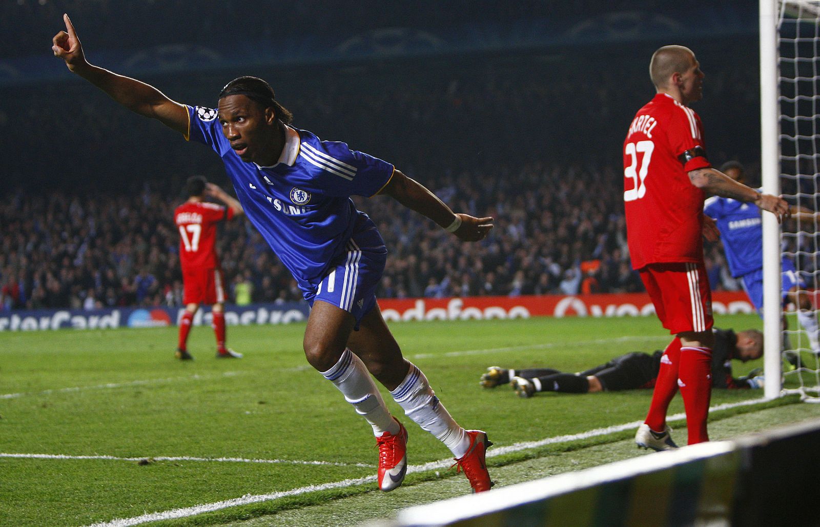 Drogba celebra el primer gol del Chelsea ante el Liverpool.