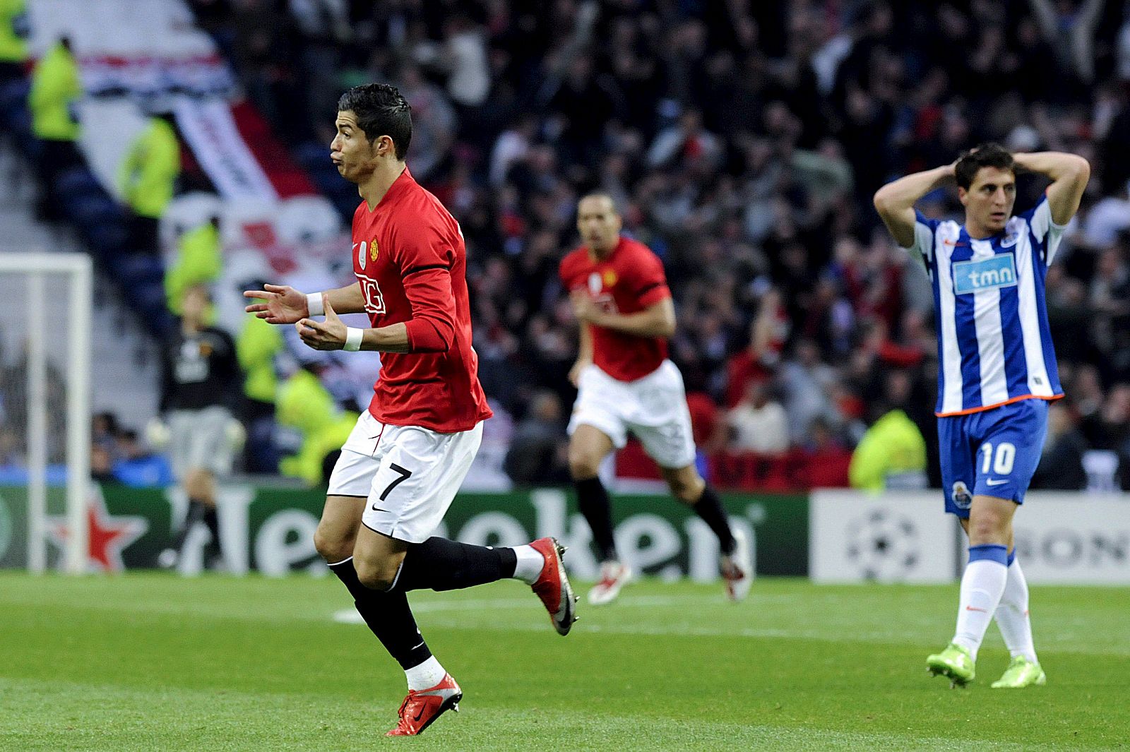 Cristiano Ronaldo (i), celebra tras anotar el primer gol de su equipo contra el FC Oporto.