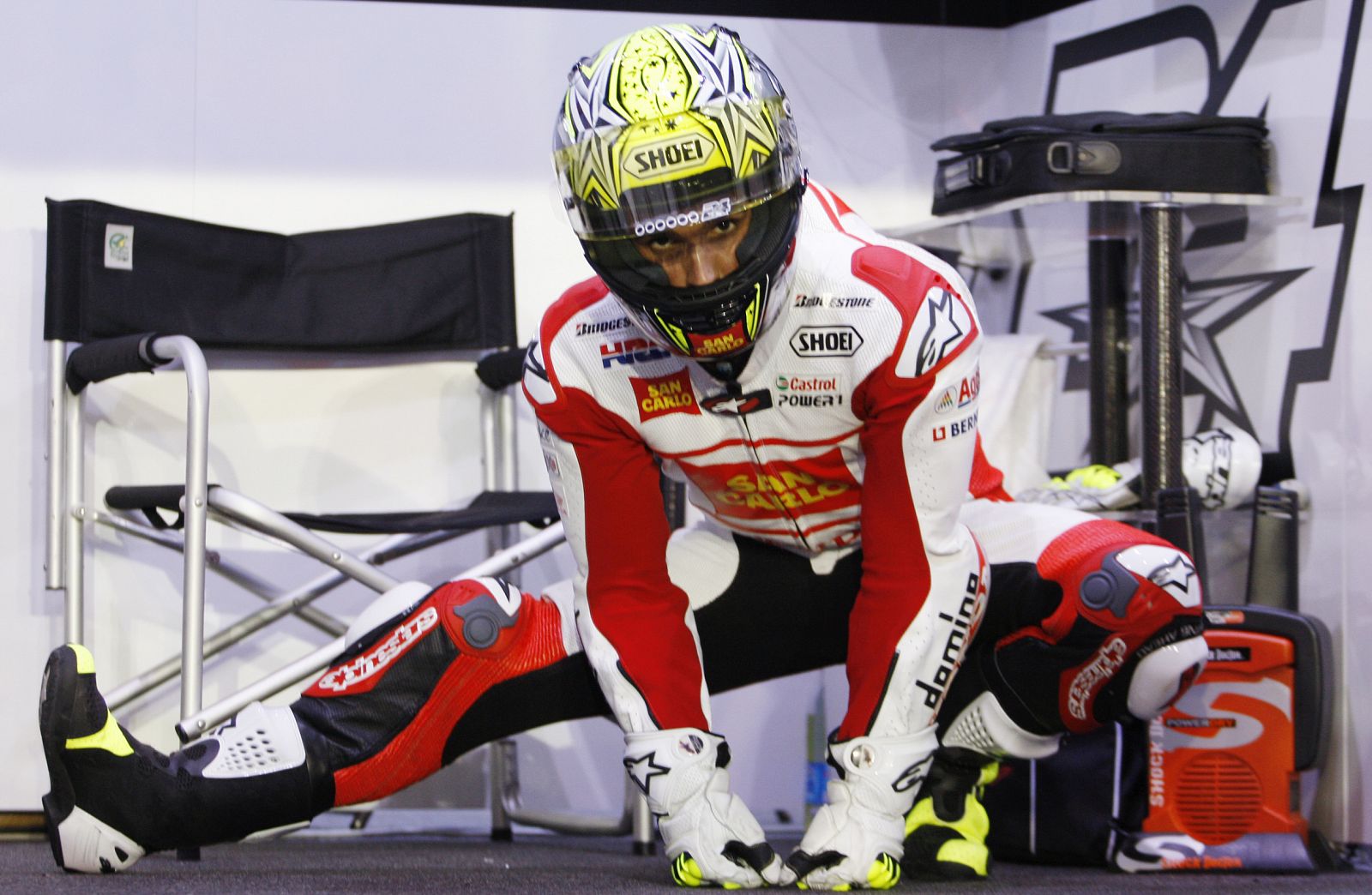 Toni Elías, realizando ejercicios en su box antes de la carrera.