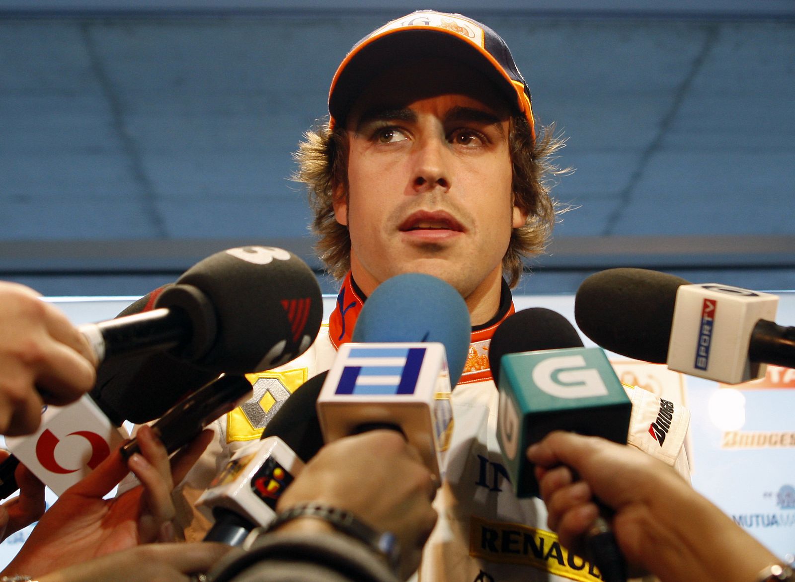 El piloto Fernando Alonso contesta a las preguntas de los periodistas.