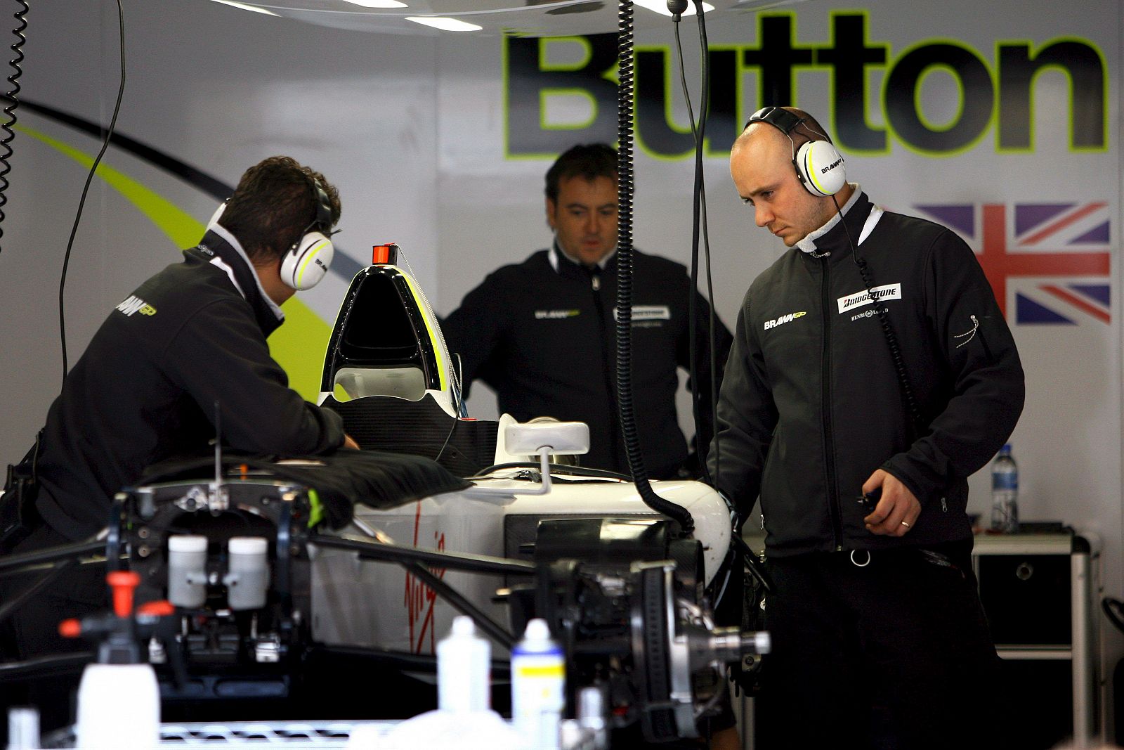 Los mecánicos de Brawn GP trabajan en el monoplaza del piloto británico de Fórmula Uno Jenson Button.