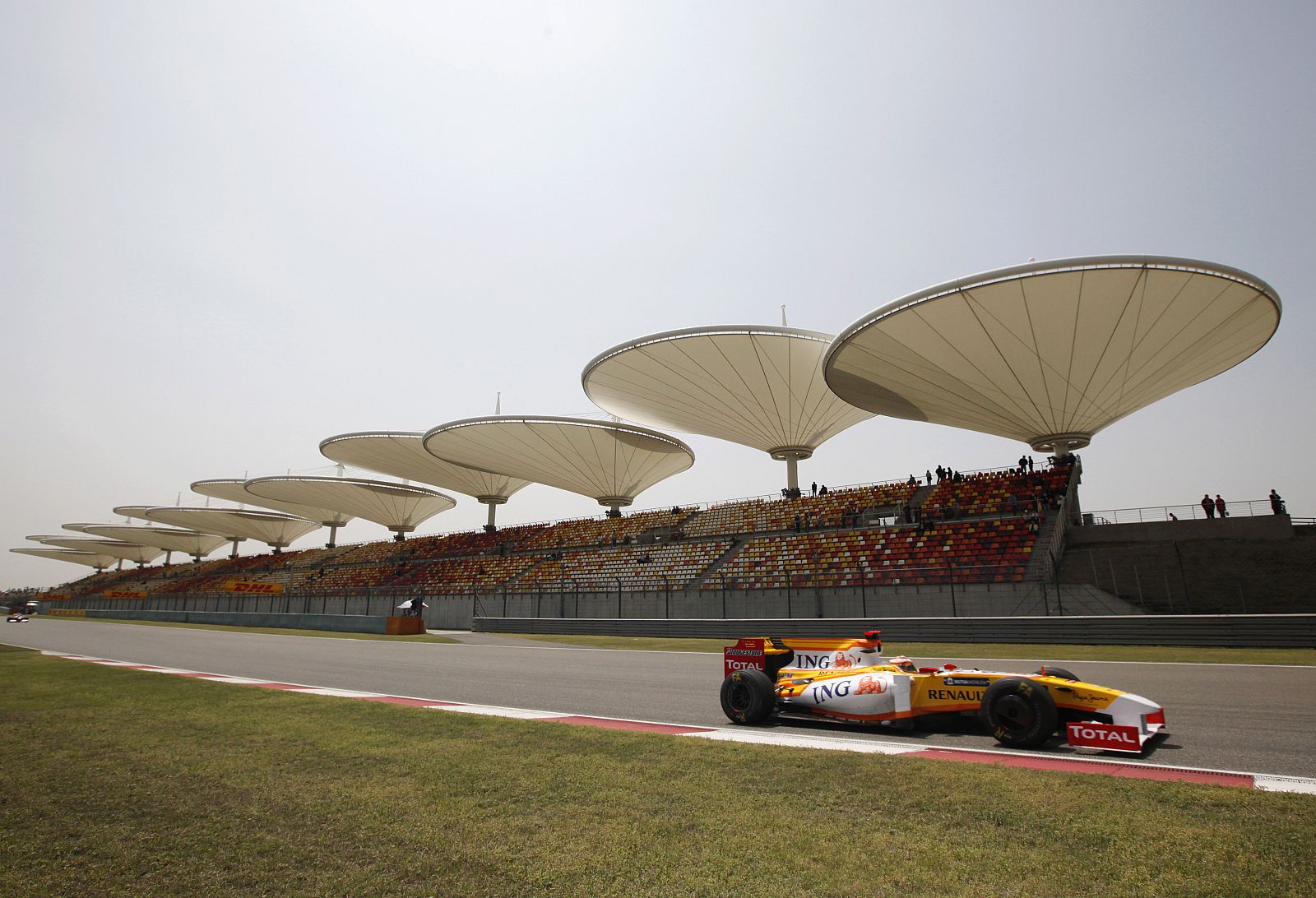 El piloto español Fernando Alonso rueda durante los primeros entrenamientos del GP de China.