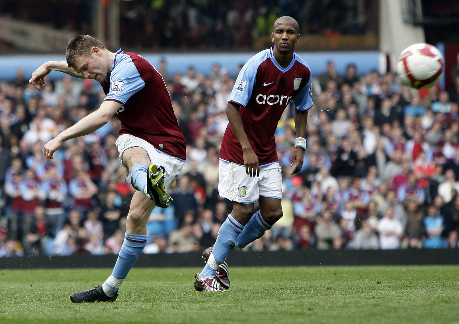 El Aston Villa apura sus opciones de acceder a la Liga de Campeones.