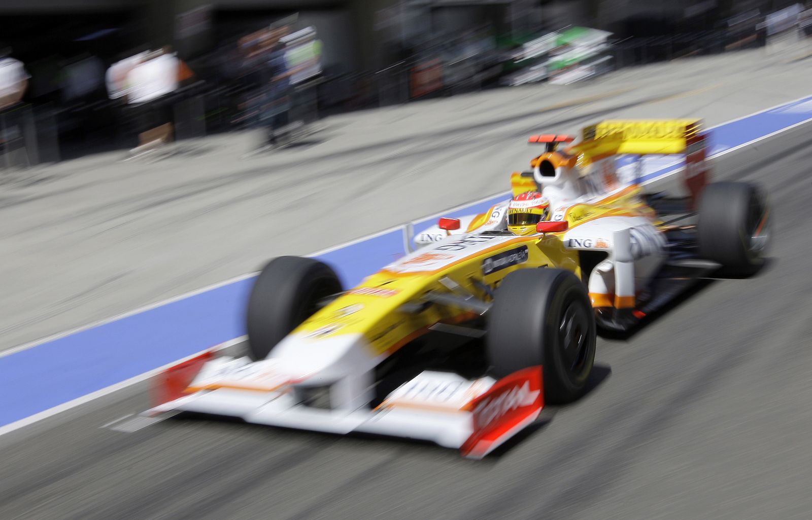 El piloto español Fernando Alonso ha marcado el segundo mejor tiempo en Shangai.