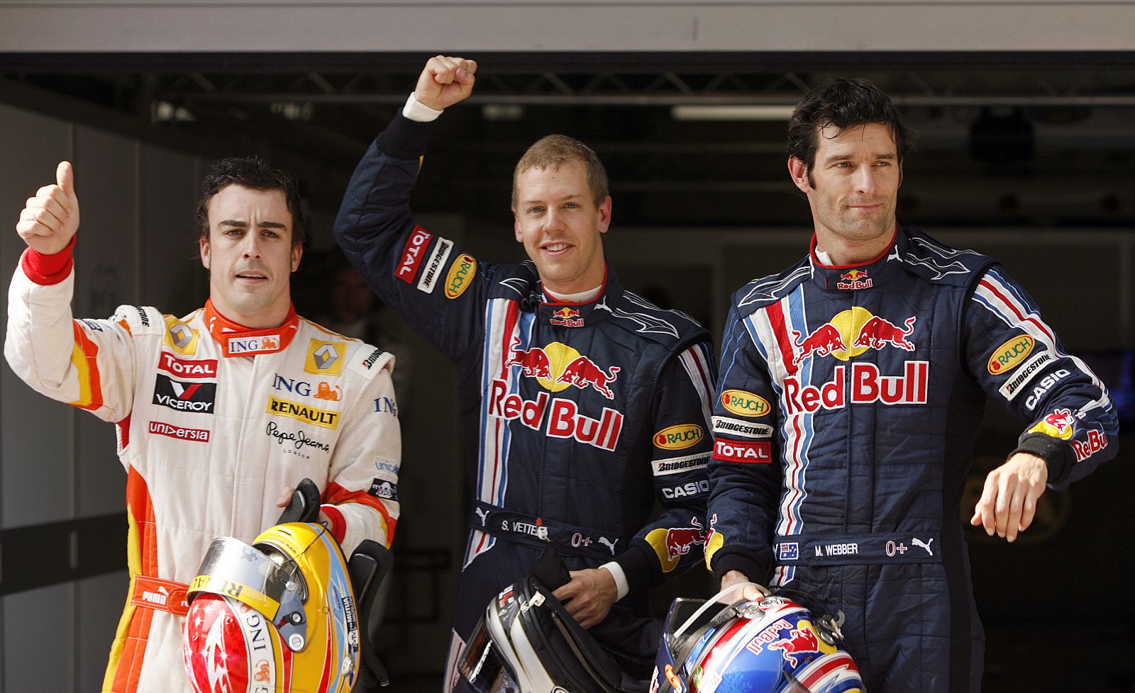 Fernando Alonso junto a los pilotos de Red Bull, Sebastian Vettel y Mark Webber en el podio de la Q3.