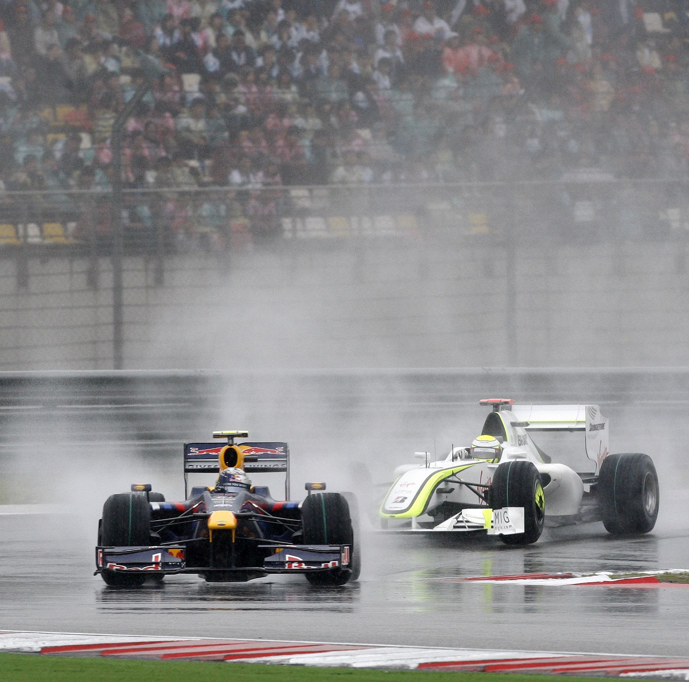 El alemán Sebastian Vettel es seguido por el británico Jenson Button en el Gran Premio de Shanghai
