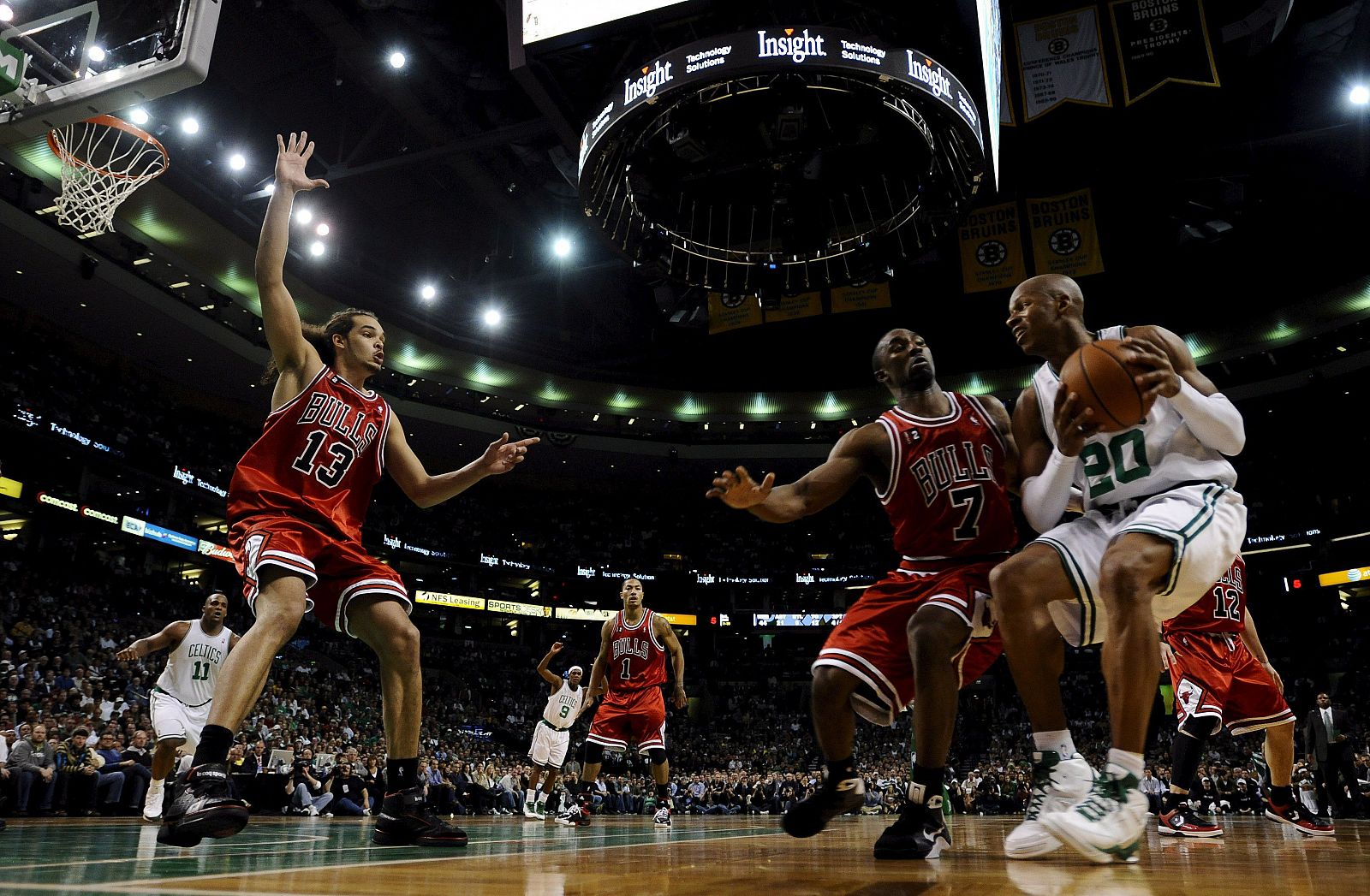 El jugador Ray Allen (d) de los Celtics de Boston intenta romper la defensa de Ben Gordon (c) y Joakim Noah (i) de los Bulls de Chicago.