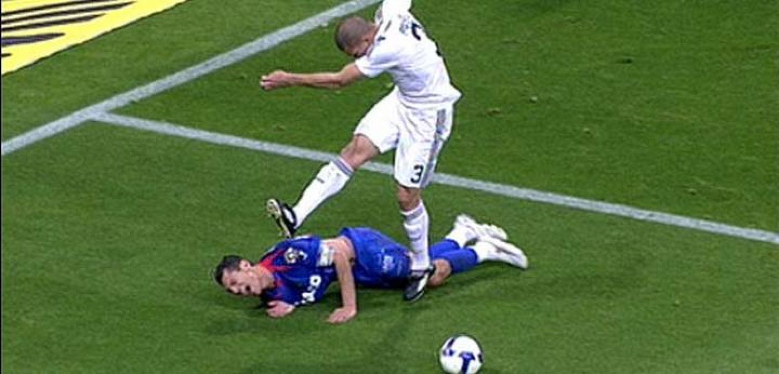 Pepe pateó por dos veces a Casquero cuando éste estaba en el suelo.