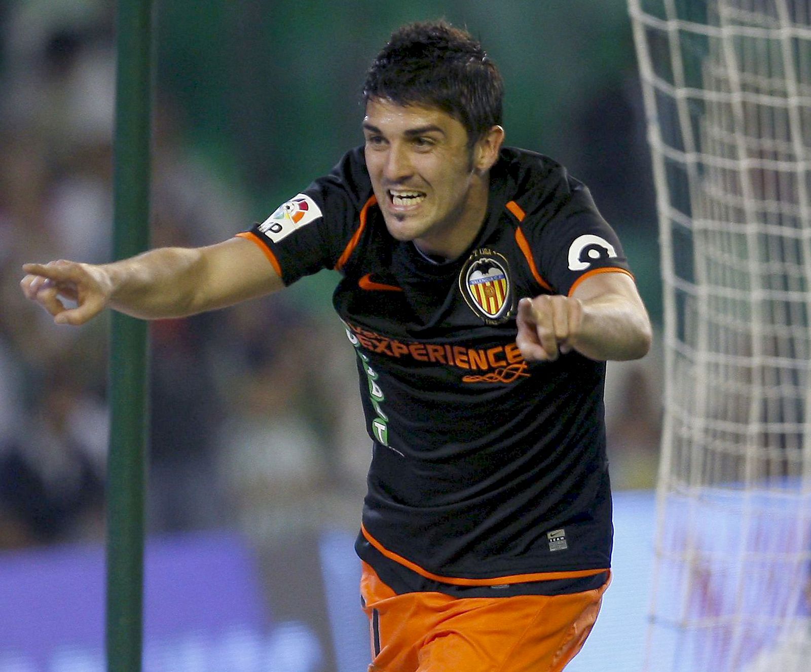 El delantero del Valencia CF David Villa celebra el primer gol ante el Real Betis.