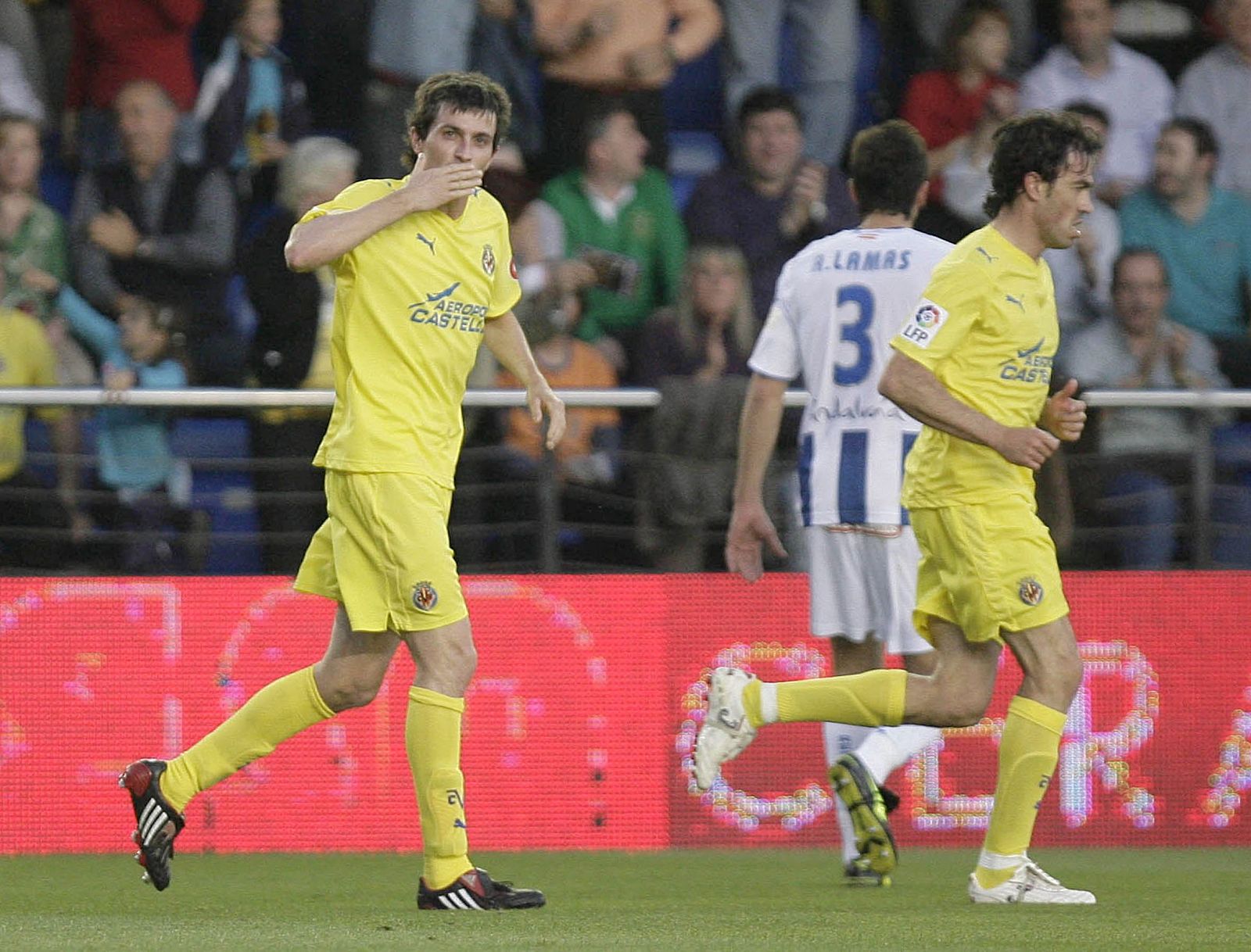 Joseba Llorente celebra el gol conseguido frente al Recreativo, el del empate.