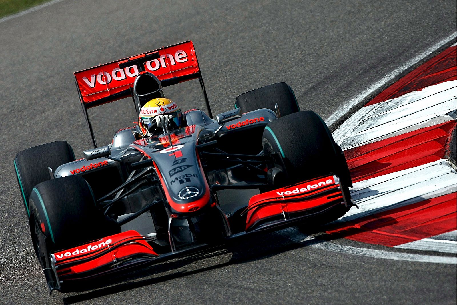 El piloto británico Lewis Hamilton ha marcado el mejor tiempo en los entrenamientos libres de Bahrein.