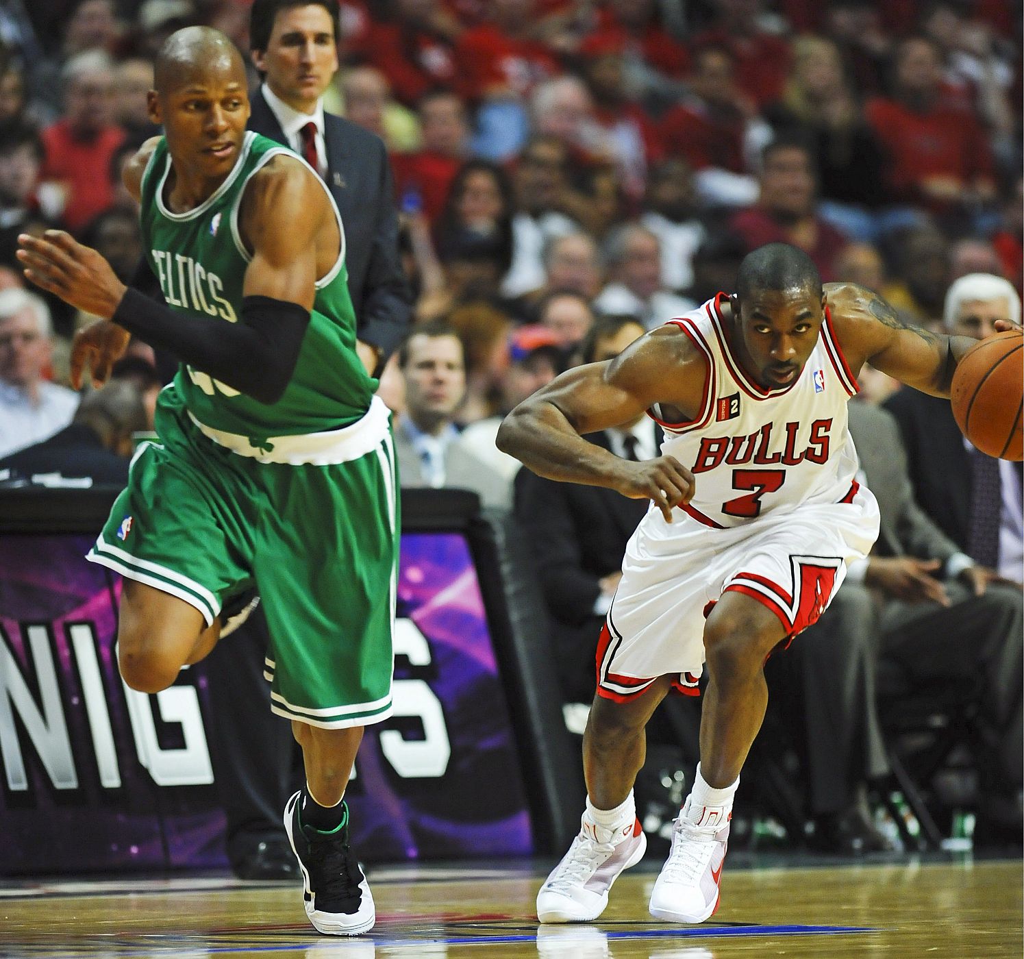 El defensor Ben Gordon (d), de los Bulls, lleva el balón después de quitarselo a Ray Allen (i), de los Celtics de Boston.