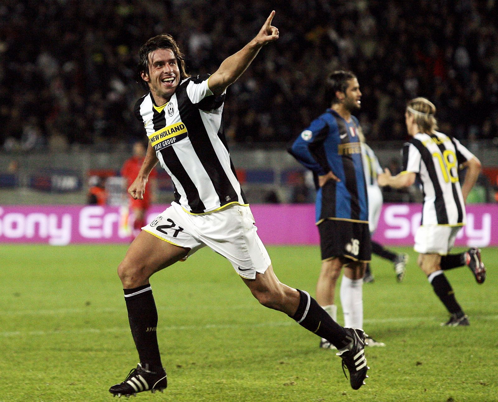 El jugador de la Juventus, Zdenek Grygera, celebra un gol marcado al Inter de Milan.