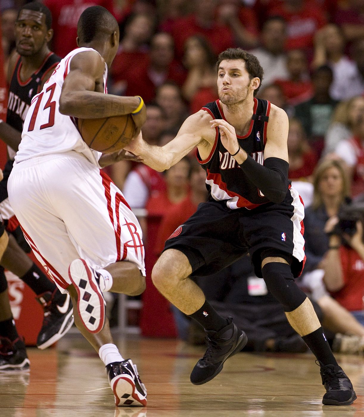 Rudy Fernandez (d), de los Trail Blazers, golpea el balón que transporta Von Wafer (i), de los Rockets.