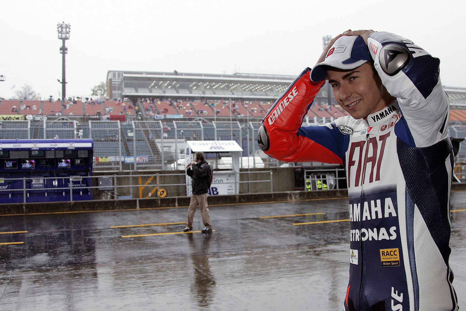 Lorenzo le pone buena cara al mal tiempo.