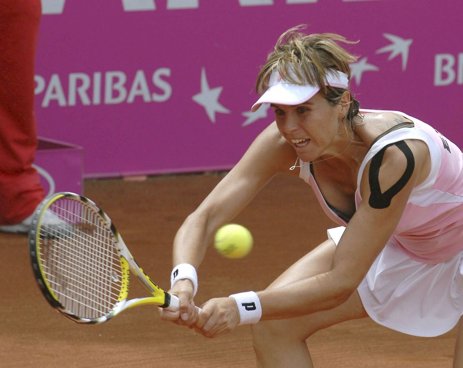 La tenista española María José Martínez devuelve la pelota a la serbia Jelena Jankovic.