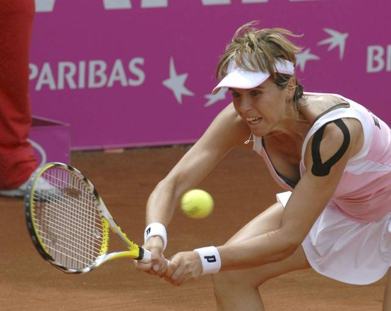 La tenista española María José Martínez devuelve la pelota a la serbia Jelena Jankovic.