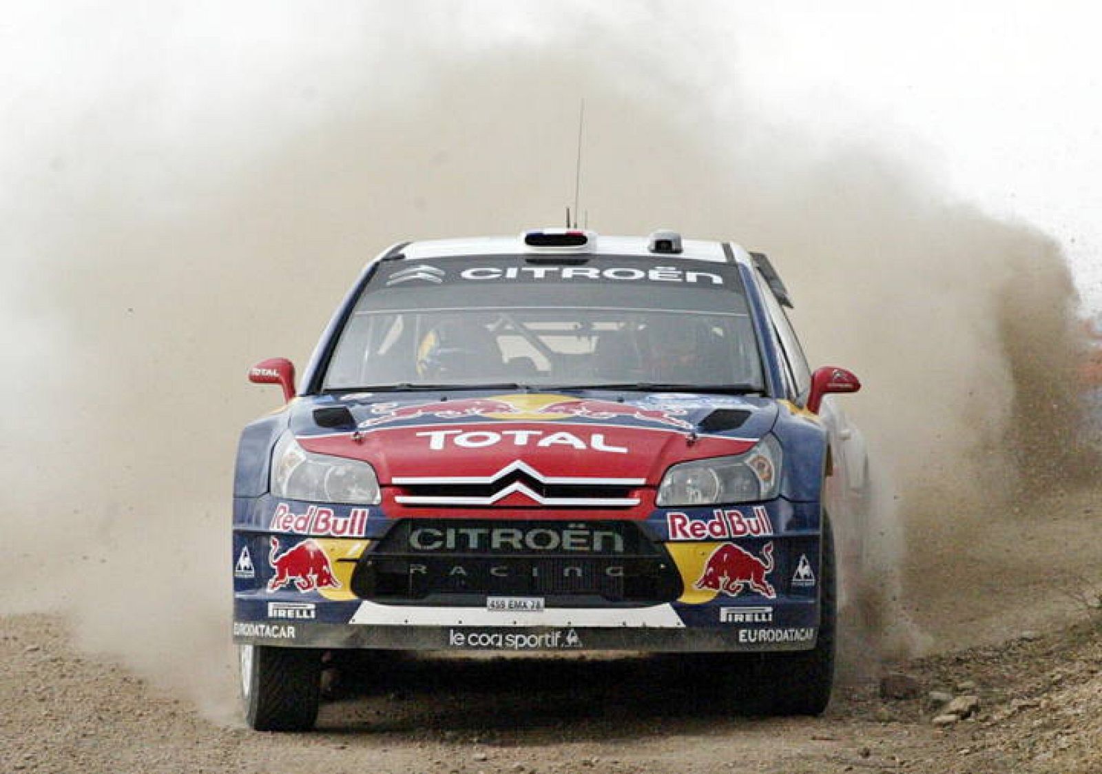 El piloto francés Sebastien Loeb conduce su automóvil Citroën C4 WRC 08.