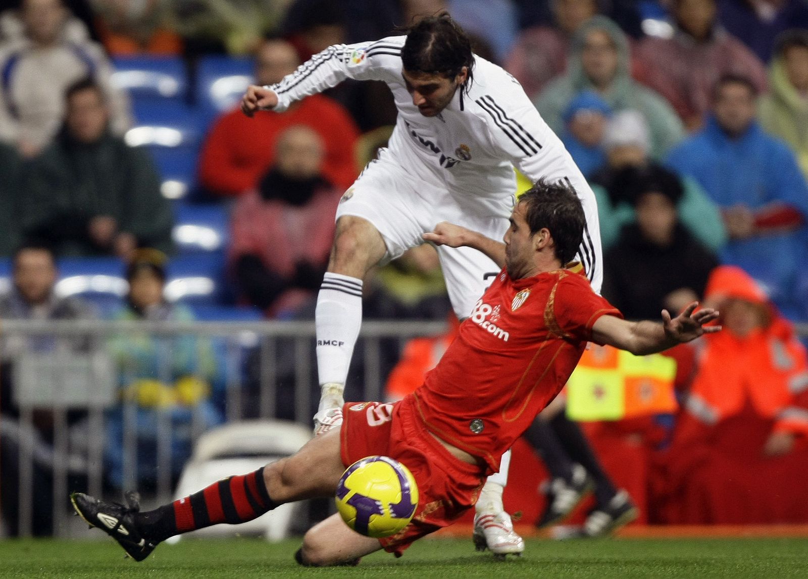 Imagen de Gonzalo Higuain y Fernando Navarro en el partido de ida que enfrentó al Real Madrid con el Sevilla en el Santiago Bernabeu.