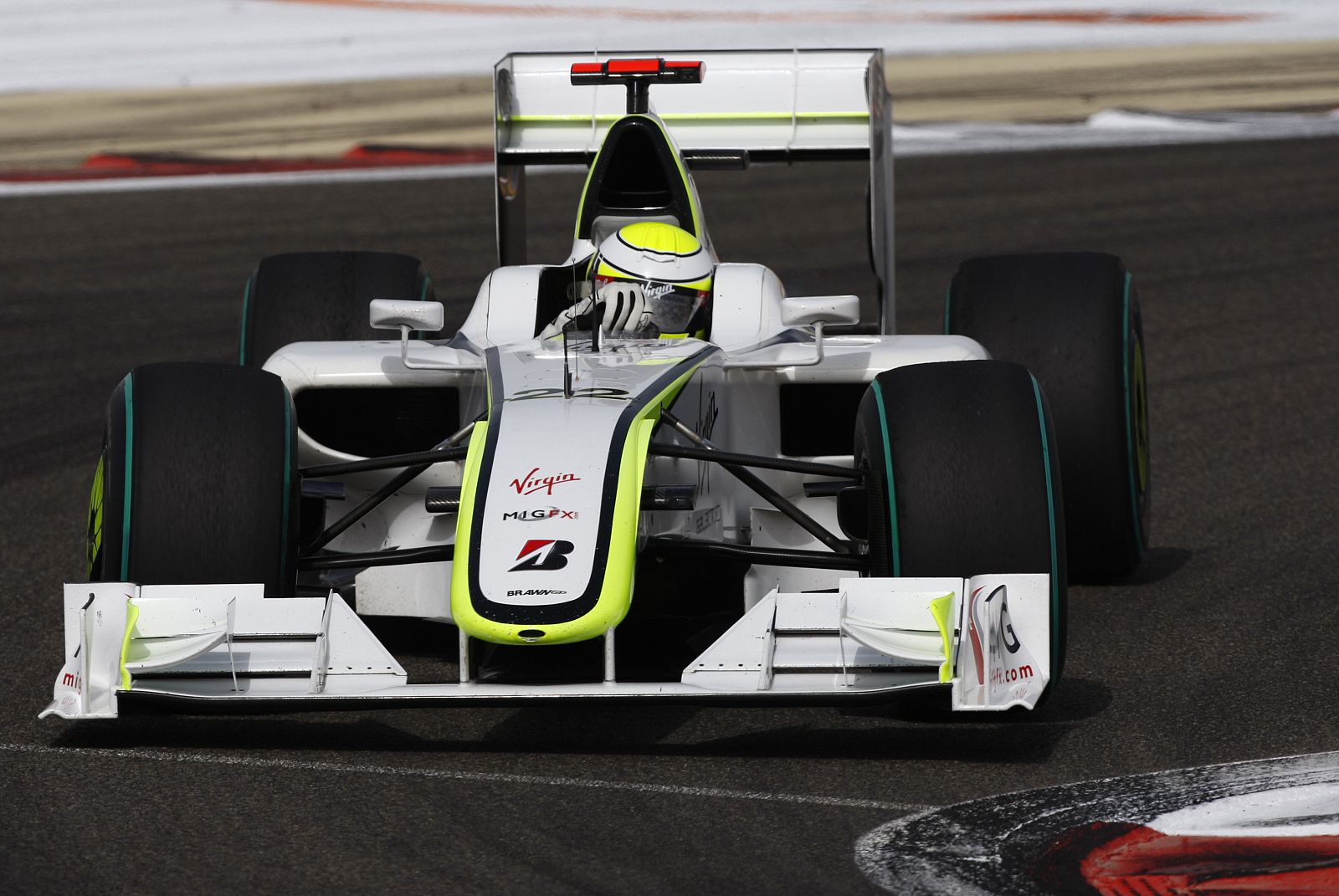 El británico de Brawn GP, Jenson Button, ha ganado cinco de los seis grandes premios disputados.
